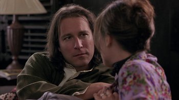 Movie still from “Serendipity” (2001), directed by Peter Chelsom – A man and a woman sitting on a couch talking to each other; Close Up shot, Over the shoulder angle