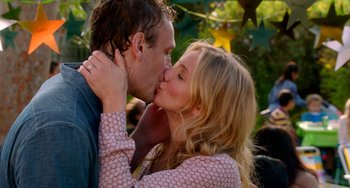 Movie still from “Sex Tape” (2014), directed by Jake Kasdan – A man and a woman kissing each other in a park; Close Up shot, Low angle