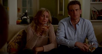 Movie still from “Sex Tape” (2014), directed by Jake Kasdan – A man and a woman sitting next to each other on a couch; Medium shot, Over the shoulder angle