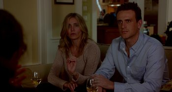 Movie still from “Sex Tape” (2014), directed by Jake Kasdan – A man and a woman sitting next to each other on a couch; Medium shot, Over the shoulder angle