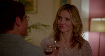 Movie still from “Sex Tape” (2014), directed by Jake Kasdan – A woman holding a glass of wine in front of a man; Close Up shot, Over the shoulder angle