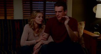 Movie still from “Sex Tape” (2014), directed by Jake Kasdan – A man and a woman sitting next to each other on a couch; Medium shot, Over the shoulder angle