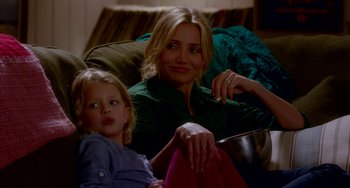 Movie still from “Sex Tape” (2014), directed by Jake Kasdan – A woman sitting next to a little girl on a couch; Medium shot, Over the shoulder angle
