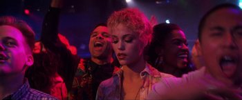Movie still from “Showgirls” (1995), directed by Paul Verhoeven – A man and a woman are standing in a room; Close Up shot, Over the shoulder angle