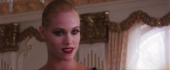 Movie still from “Showgirls” (1995), directed by Paul Verhoeven – A beautiful woman with red lipstick and a blonde hair style; Close Up shot, Over the shoulder angle