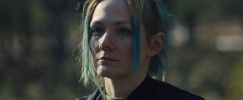 Movie still from “Skin” (2018), directed by Guy Nattiv – A person with blue hair; Close Up shot, Over the shoulder angle