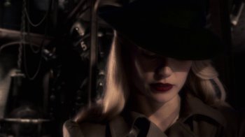 Movie still from “Sky Captain and the World of Tomorrow” (2004), directed by Kerry Conran – A person wearing a hat and a trench coat; Close Up shot, Over the shoulder angle