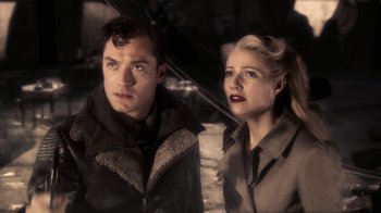 Movie still from “Sky Captain and the World of Tomorrow” (2004), directed by Kerry Conran – A man and a woman standing next to each other; Close Up shot, Low angle