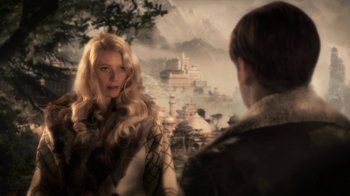 Movie still from “Sky Captain and the World of Tomorrow” (2004), directed by Kerry Conran – A woman and a man are talking to each other; Medium shot, Over the shoulder angle