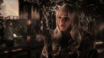 Movie still from “Sky Captain and the World of Tomorrow” (2004), directed by Kerry Conran – A woman with long blonde hair standing next to a window; Close Up shot, Over the shoulder angle