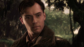 Movie still from “Sky Captain and the World of Tomorrow” (2004), directed by Kerry Conran – A person wearing a leather jacket; Close Up shot, Over the shoulder angle