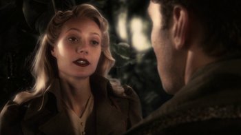 Movie still from “Sky Captain and the World of Tomorrow” (2004), directed by Kerry Conran – A man and a woman looking at one another; Close Up shot, Over the shoulder angle