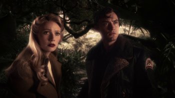 Movie still from “Sky Captain and the World of Tomorrow” (2004), directed by Kerry Conran – A man and a woman standing next to each other in front of a tree; Close Up shot, Low angle
