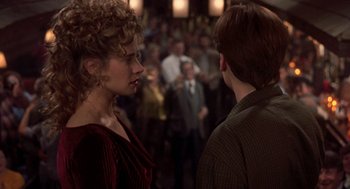 Movie still from “So I Married an Axe Murderer” (1993), directed by Thomas Schlamme – A man and a woman standing next to each other in front of a crowd of onlookers; Close Up shot, Over the shoulder angle