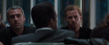 Movie still from “Heat” (1995), directed by Michael Mann – A man sitting in front of another man in front of a window; Close Up shot, Over the shoulder angle