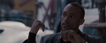 Movie still from “Heat” (1995), directed by Michael Mann – A person holding a cell phone; Close Up shot, Over the shoulder angle