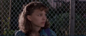 Movie still from “Heat” (1995), directed by Michael Mann – A young woman with a blue backpack looking to her left; Close Up shot, Low angle