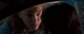 Movie still from “Heat” (1995), directed by Michael Mann – A person with a hat on; Close Up shot, Over the shoulder angle