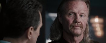 Movie still from “Heat” (1995), directed by Michael Mann – A man with long hair is looking at another man with long grey hair; Close Up shot, Over the shoulder angle