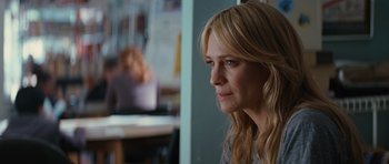 Movie still from “State of Play” (2009), directed by Kevin Macdonald – A woman with long blonde hair is looking to her left; Close Up shot, Over the shoulder angle