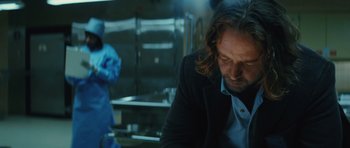 Movie still from “State of Play” (2009), directed by Kevin Macdonald – A man sitting in front of a mirror in a room; Close Up shot, Over the shoulder angle