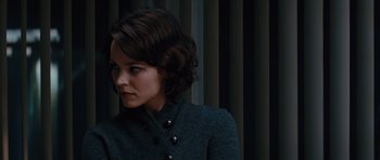 Movie still from “State of Play” (2009), directed by Kevin Macdonald – A woman with short brown hair wearing a gray jacket; Close Up shot, Over the shoulder angle