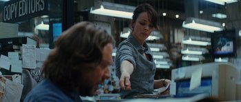Movie still from “State of Play” (2009), directed by Kevin Macdonald – A woman is handing a card to a man; Medium shot, Over the shoulder angle