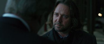 Movie still from “State of Play” (2009), directed by Kevin Macdonald – A person with long hair and a beard; Close Up shot, Over the shoulder angle
