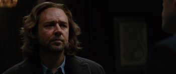 Movie still from “State of Play” (2009), directed by Kevin Macdonald – A person with long hair and a beard; Close Up shot, Over the shoulder angle