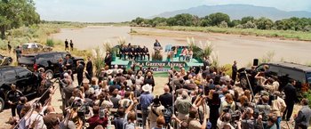 Movie still from “Swing Vote” (2008), directed by Joshua Michael Stern – A crowd of people sitting and standing in front of a stage; Extreme Wide shot, High angle