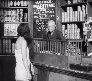 Movie still from “Tabu: A Story of the South Seas” (1931), directed by F.W. Murnau – An old photo of a woman talking to an old man; Medium shot, High angle