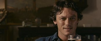 Movie still from “Tamara Drewe” (2010), directed by Stephen Frears – A person holding a glass of beer; Close Up shot, Over the shoulder angle
