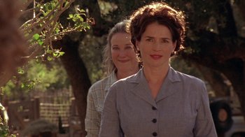 Movie still from “Temple Grandin” (2010), directed by Mick Jackson – Two women are standing next to each other in a park; Medium shot, Over the shoulder angle