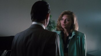 Movie still from “Tequila Sunrise” (1988), directed by Robert Towne – A man and a woman are looking at one another; Medium shot, Over the shoulder angle
