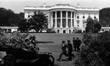 Movie still from “The Absent Minded Professor” (1961), directed by Robert Stevenson – A black and white photo of the white house in the background; Extreme Wide shot, Low angle