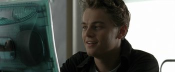 Movie still from “The Beach” (2000), directed by Danny Boyle – A person sitting in front of a computer screen; Close Up shot, Over the shoulder angle