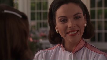 Movie still from “The Bonfire of the Vanities” (1990), directed by Brian De Palma – A person smiling at the camera; Close Up shot, Over the shoulder angle