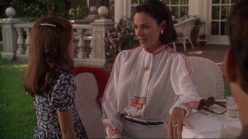 Movie still from “The Bonfire of the Vanities” (1990), directed by Brian De Palma – A woman talking to another woman in front of a house; Medium shot, Over the shoulder angle