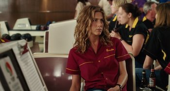 Movie still from “The Break-Up” (2006), directed by Peyton Reed – A woman in a red shirt is sitting in a chair; Close Up shot, Over the shoulder angle