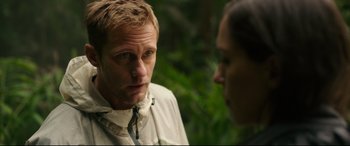 Movie still from “Godzilla vs. Kong” (2021), directed by Adam Wingard – A man and a woman talking to each other; Close Up shot, Over the shoulder angle