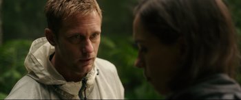 Movie still from “Godzilla vs. Kong” (2021), directed by Adam Wingard – A man and a woman talking to each other; Close Up shot, Over the shoulder angle