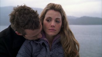 Movie still from “The Butterfly Effect 2” (2006), directed by John R. Leonetti – A man and a woman sitting next to each other on the beach; Close Up shot, Over the shoulder angle