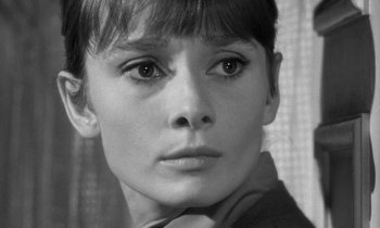 Movie still from “The Children's Hour” (1961), directed by William Wyler – Black and white photograph of a young woman looking at the camera; Close Up shot, Over the shoulder angle