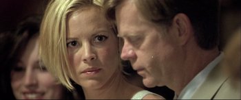 Movie still from “The Cooler” (2003), directed by Wayne Kramer – A woman and a man looking at each other; Close Up shot, Over the shoulder angle