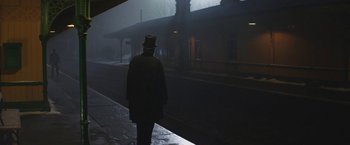 Movie still from “The Current War: Director's Cut” (2017), directed by Alfonso Gomez-Rejon – A man in a top hat and coat standing on a train station platform; Wide shot, Low angle