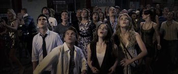 Movie still from “The Darkest Hour” (2011), directed by Chris Gorak – A group of people that are looking up at the sky; Medium shot, High angle