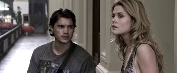 Movie still from “The Darkest Hour” (2011), directed by Chris Gorak – A man and a woman standing next to each other; Close Up shot, Over the shoulder angle