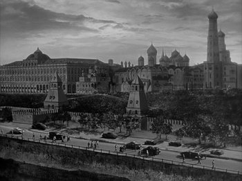 Movie still from “The Day the Earth Stood Still” (1951), directed by Robert Wise – A black and white photo of a city street; Extreme Wide shot, High angle
