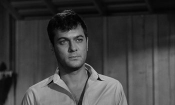 Movie still from “The Defiant Ones” (1958), directed by Stanley Kramer – Black and white photograph of a man looking at the camera; Close Up shot, Low angle