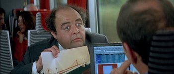 Movie still from “Le Dîner de Cons” (1998), directed by Francis Veber – A man sitting in front of a computer; Close Up shot, Over the shoulder angle